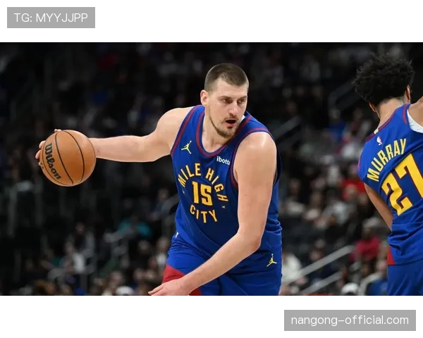 唐斯挡拆拉开空间较约基奇更靠三分得分