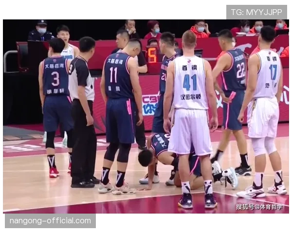 故意踢人犯规判罚的关键点有哪些？裁判如何精准识别？