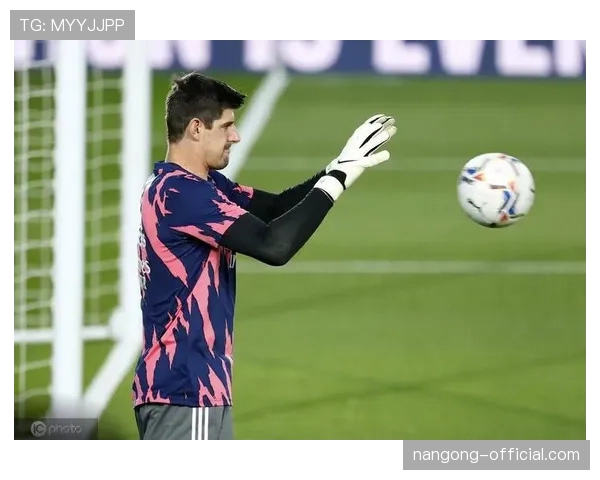 库尔图瓦本赛季高位出击频繁压制对手射门展现关键比赛趋势